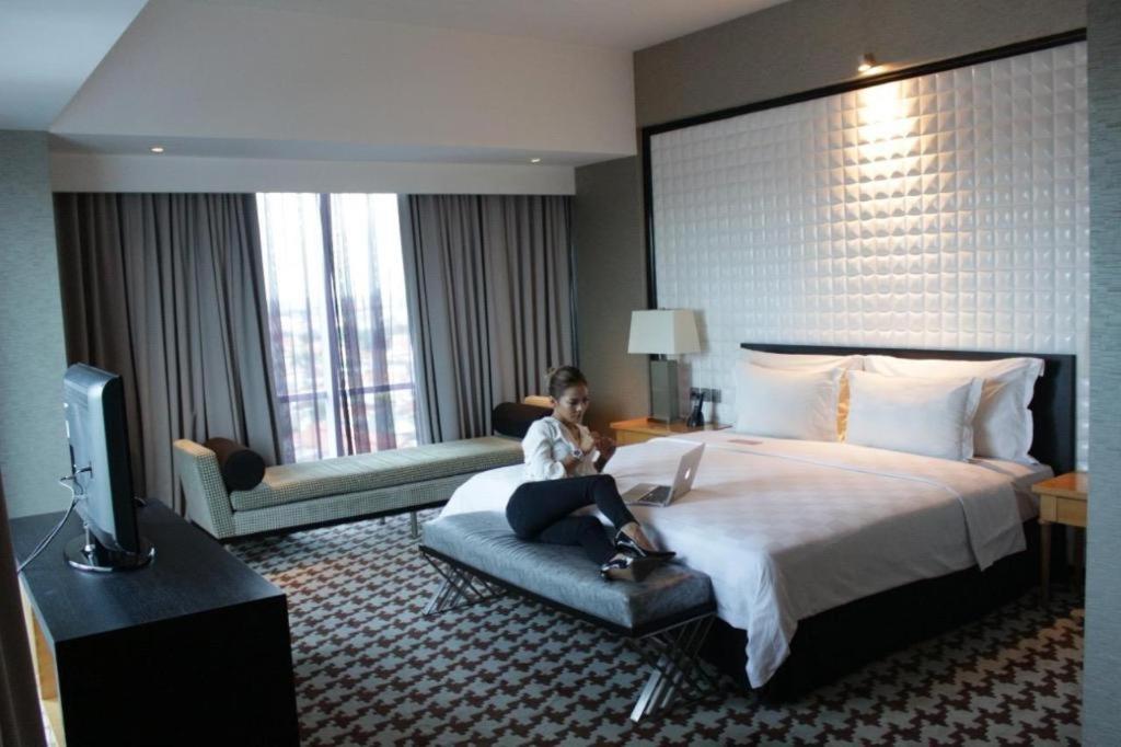 TS Suites Surabaya Exterior foto