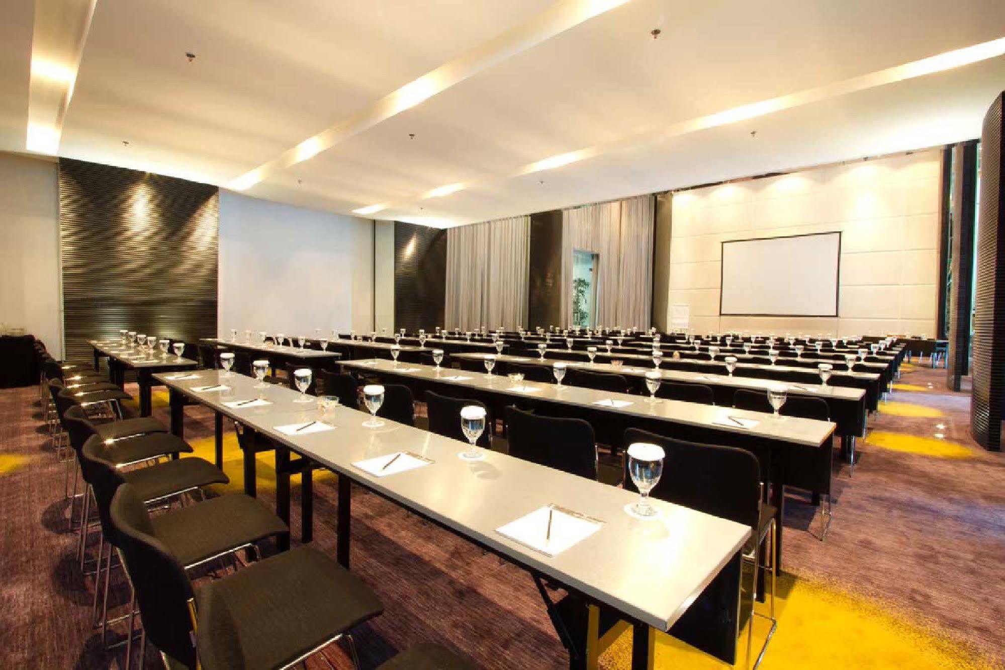 TS Suites Surabaya Exterior foto