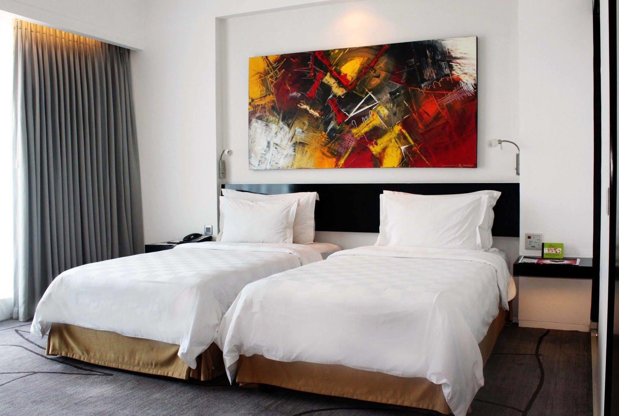 TS Suites Surabaya Exterior foto