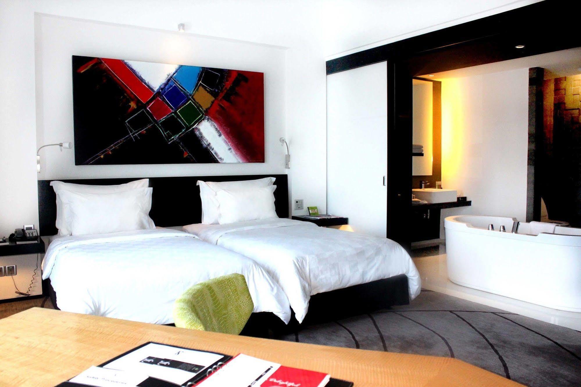 TS Suites Surabaya Exterior foto